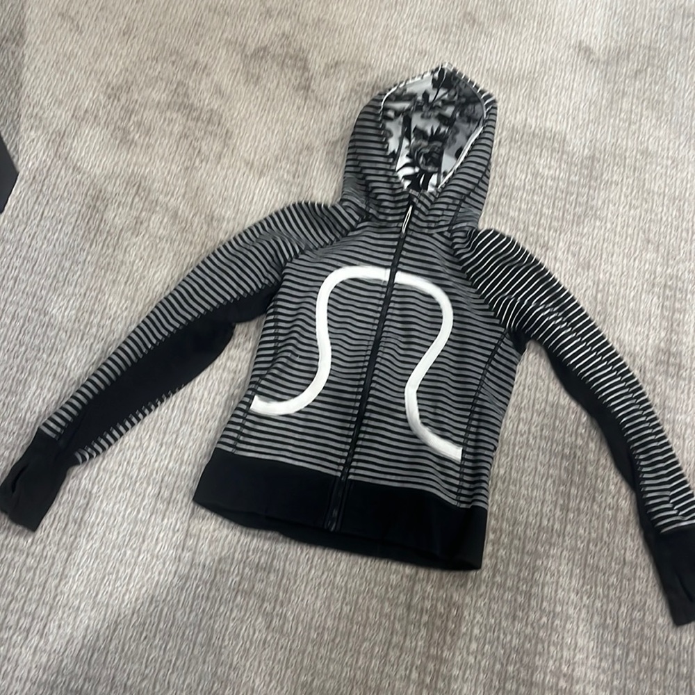 Lululemon scuba hoodie black white strips with floral hood lining size 8